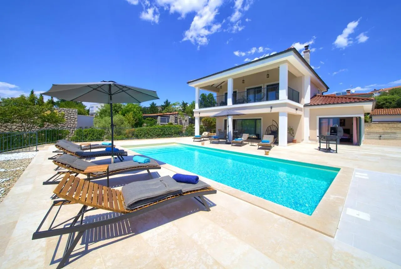 Villa Magnifica With Pool Pinezici