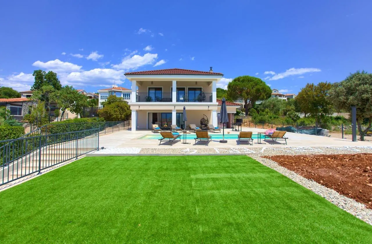 Villa Magnifica With Pool Pinezici